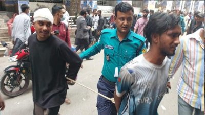 আদালতে নেওয়া হচ্ছে কিশোর গ্যাংয়ের দুই সদস্যকে