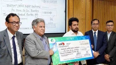 এম. সাখাওয়াত হোসেনের কাছে আর্থিক সহায়তার চেক হস্তান্তর করেন মো. নাহিদ ইসলাম