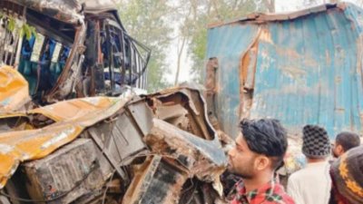 দুমড়েমুচড়ে যাওয়া কাভার্ডভ্যান