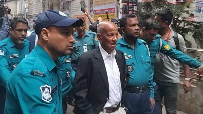 আদালত চত্বরে কামাল আহমেদ মজুমদার