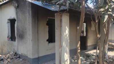 আশ্রয়ণ প্রকল্পের ২০টি ঘর ভাঙচুর করে দরজা ও জানালা লুটপাটের ঘটনা ঘটে