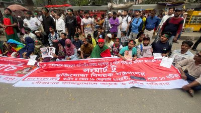 সচিবালয়ের সংলগ্ন সড়কে অবস্থান নিয়েছেন আন্দোলনে আহত ও শহীদ পরিবারের সদস্যরা