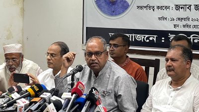 আলোচনা সভায় কথা বলছেন শামসুজ্জামান দুদু