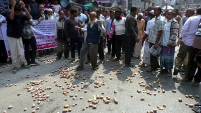সড়কে আলু ফেলে প্রতিবাদ
