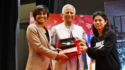 সাবিনা খাতুন ও মারিয়া মান্দার হাতে একুশে পদক তুলে দেন প্রধান উপদেষ্টা ড. মুহাম্মদ ইউনূস