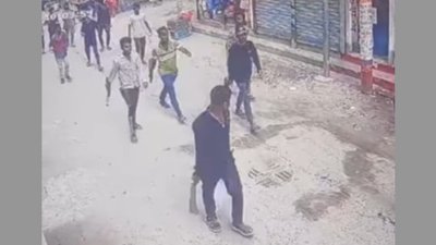 মঙ্গলবার (১৮ ফেব্রুয়ারি) সকালে আদাবরের শ্যামলী হাউজিং এলাকায় প্রকাশ্যে মহড়া দিচ্ছে কিশোর গ্যাং চক্রের সদস্যরা