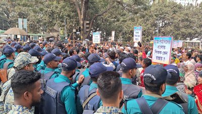 পুলিশের বাধার মুখে পড়েন শিক্ষকরা