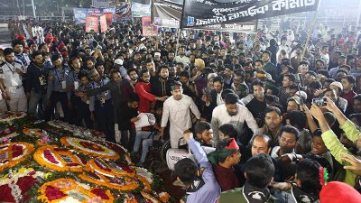ফুল দিয়ে শ্রদ্ধা জানাচ্ছেন জাতীয় নাগরিক কমিটির নেতারা। ছবি: নাসিরুল ইসলাম