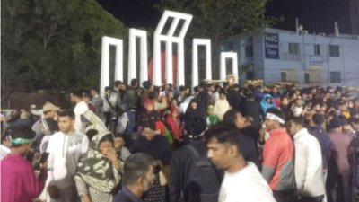 এমএম কলেজ ক্যাম্পাসে কেন্দ্রীয় শহীদ মিনারে শ্রদ্ধা জানাতে এসেছেন সর্বস্তরের মানুষ