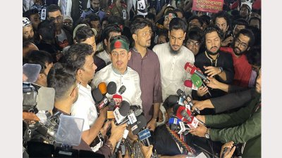 সাংবাদিকদের সঙ্গে কথা বলছেন সারজিস আলম