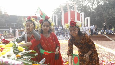 শহীদ মিনারে ফুল দিয়ে শ্রদ্ধা জানাচ্ছে কয়েকজন শিশু। ছবি: সাজ্জাদ হোসেন
