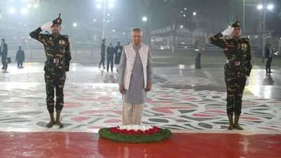 শহীদ মিনারে ফুল দিয়ে শ্রদ্ধা জানাচ্ছেন প্রধান উপদেষ্টা ড. মুহাম্মদ ইউনূস। ছবি: প্রেস উইং