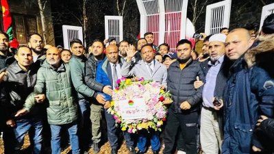 লন্ডনের আলতাব আলী পার্কের কেন্দ্রীয় শহীদ মিনারে বিএনপির নেতাকর্মীরা