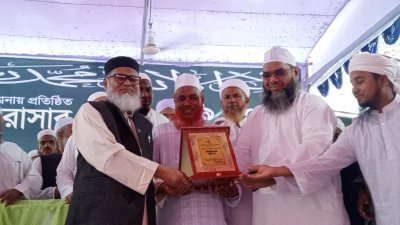 হাজী শরীয়তুল্লাহর আস্তানায় ওয়াজ মাহফিলে প্রধান অতিথি হিসেবে উপস্থিত ছিলেন ধর্ম মন্ত্রণালয়ের উপদেষ্টা ড. আ ফ ম খালিদ হোসেন