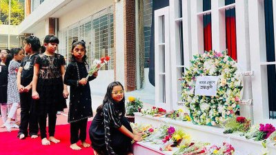 স্কুলপ্রাঙ্গণে স্থাপিত শহীদ মিনারে শিক্ষার্থীদের পুষ্পস্তবক অপর্ণ