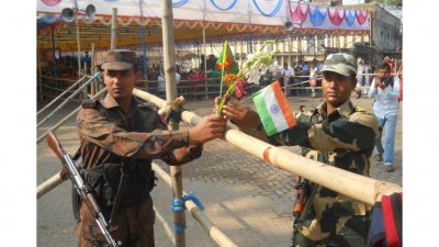 ভাষার টানে সীমান্তের কাঁটাতারের বেড়া উপেক্ষা করে সবাই যোগ দিতেন একুশের মিলনমেলায়
