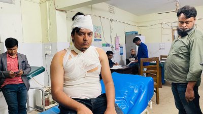 হাসপাতালে আহত সাংবাদিক