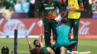 বাঁ পায়ের অস্বস্তিতে পড়েন হৃদয়