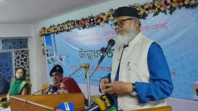 বক্তব্য রাখছেন ধর্ম উপদেষ্টা ড. আ ফ ম খালিদ হোসেন