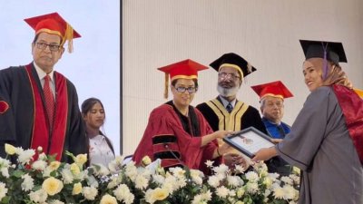 শিক্ষার্থীদের মাঝে সনদ ও পদক বিতরণ করেন সৈয়দা রিজওয়ানা হাসান