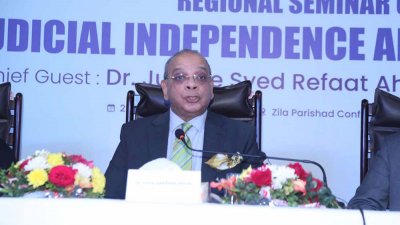 সেমিনারে বক্তব্য রাখছেন প্রধান বিচারপতি ড. সৈয়দ রেফাত আহমেদ