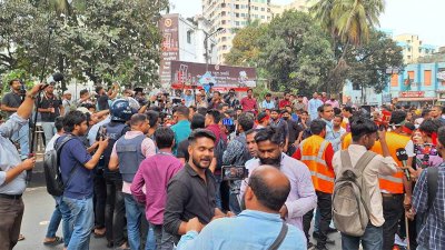 চাকরি স্থায়ীকরণের দাবিতে সড়কে আউটসোর্সিং কর্মীরা