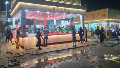 বৃষ্টির কারণে ছুৃটির দিনেও কম দর্শনার্থী, প্লাস্টিক দিয়ে ঢেকে দেওয়া হয়েছে বই,
