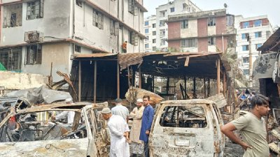 খিলগাঁও তালতলা এলাকার গ্যারেজপট্টিতে আগুনে ক্ষতিগ্রস্ত একটি গ্যারেজ