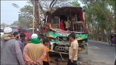 গাছে বাসের ধাক্কায় চালক ও সুপারভাইজার নিহত হয়েছেন