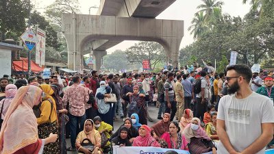 প্রেসক্লাবের সামনে সড়ক অবরোধ করেছেন আউটসোর্সিং কর্মীরা