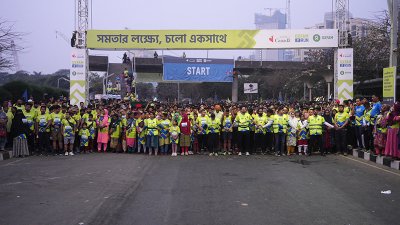 দৌড়ে অংশগ্রহণকারীরা