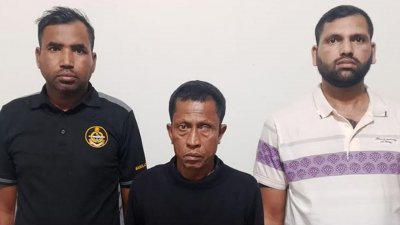 শুক্রবার সকালে শহরের কলোনি এলাকা থেকে তাদের গ্রেফতার করা হয়