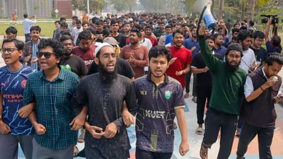 কুয়েট শিক্ষার্থীদের ওপর হামলার প্রতিবাদে ও হামলায় জড়িতদের গ্রেফতারের দাবিতে সন্ত্রাসবিরোধী বিক্ষোভ মিছিল করেছেন শিক্ষার্থীরা