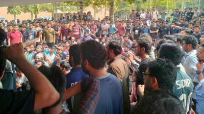 খুলনা প্রকৌশল ও প্রযুক্তি বিশ্ববিদ্যালয়ের (কুয়েট) শিক্ষার্থীদের ওপর হামলার প্রতিবাদে বিক্ষোভ