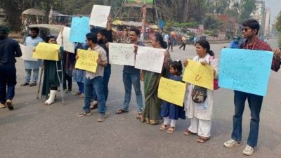 আসাদ গেটে সড়ক অবরোধ করেছেন কিছু শিক্ষার্থী ও জনতা