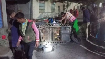 পৌর শহরের অষ্টমীতলা বাসস্ট্যান্ড এলাকায় এ দুর্ঘটনা ঘটে