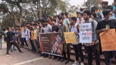 ৬ দাবিতে কেন্দ্রীয় শহীদ মিনারে অবস্থান নিয়ে বিক্ষোভ করছেন আন্দোলনরত শিক্ষার্থীরা