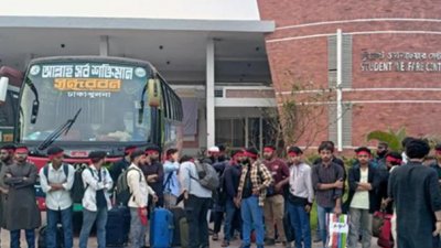 শিক্ষার্থীরা কুয়েট ক্যাম্পাস থেকে বাসে করে রওনা হয়েছেন