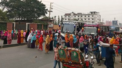 শ্রমিকদের মহাসড়ক অবরোধ