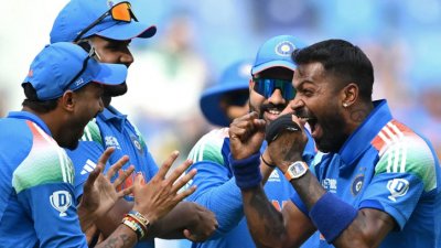 ডেথ ওভারের আগে হার্দিকরা কাঁপিয়ে দেন পাকিস্তানকে