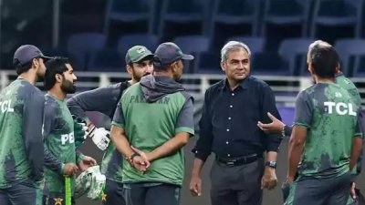 পাকিস্তানের অনুশীলনে পিসিবি প্রধান মোহসিন নাকভি।
