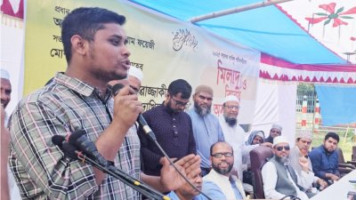 অনুষ্ঠানে বক্তব্য দিচ্ছেন বৈষম্যবিরোধী ছাত্র আন্দোলনের আহ্বায়ক হাসনাত আবদুল্লাহ
