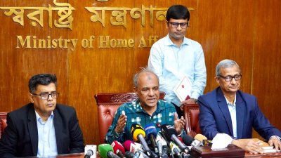 সাংবাদিকদের উদ্দেশে বক্তব্য রাখছেন স্বরাষ্ট্র উপদেষ্টা