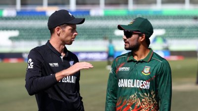 নিউজিল্যান্ড অধিনায়ক মিচেল স্যান্টনারের সঙ্গে নাজমুল হোসেন শান্ত।