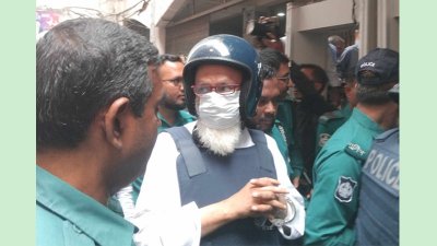 আদালত চত্বরে নজরুল ইসলাম মজুমদার