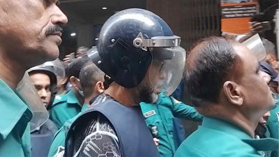 আদালত চত্বরে আতিকুল ইসলাম
