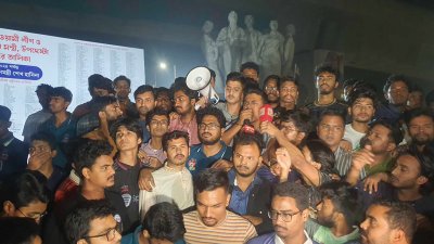 ঢাবিতে শিক্ষার্থীদের বিক্ষোভ