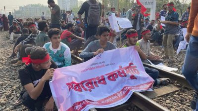 গাজীপুরের কালিয়াকৈর হাইটেক রেলস্টেশন এলাকায় রেললাইন অবরোধ করেছেন শিক্ষার্থীরা