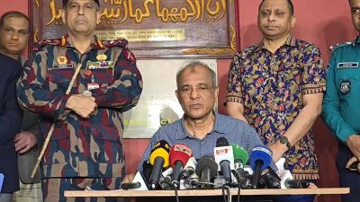 জরুরি সংবাদ সম্মেলনে স্বরাষ্ট্র উপদেষ্টা