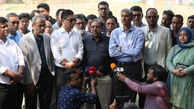 সাংবাদিকদের সঙ্গে কথা বলছেন শহীদ উদ্দিন চৌধুরী এ্যানি